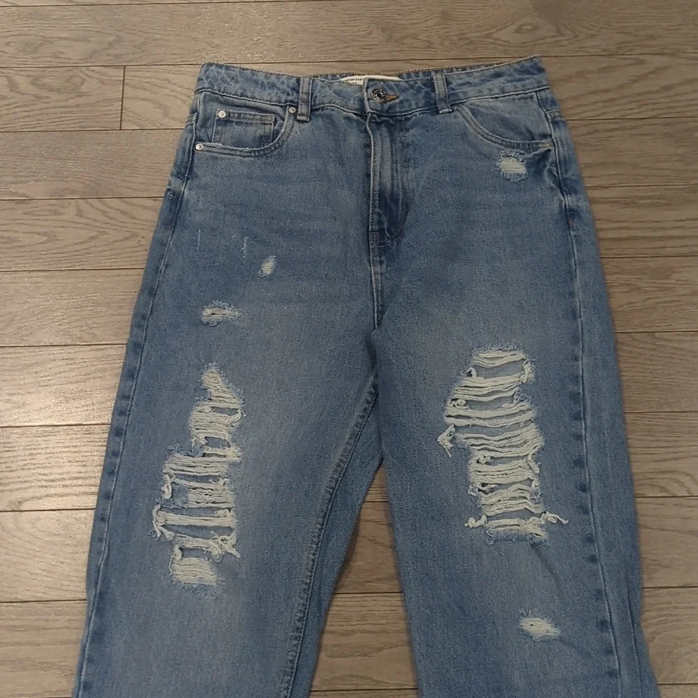 Refuge Women's Relaxed fit Distressed Mom Denim Jeans - Size 5 Like New - Picture 3 of 6